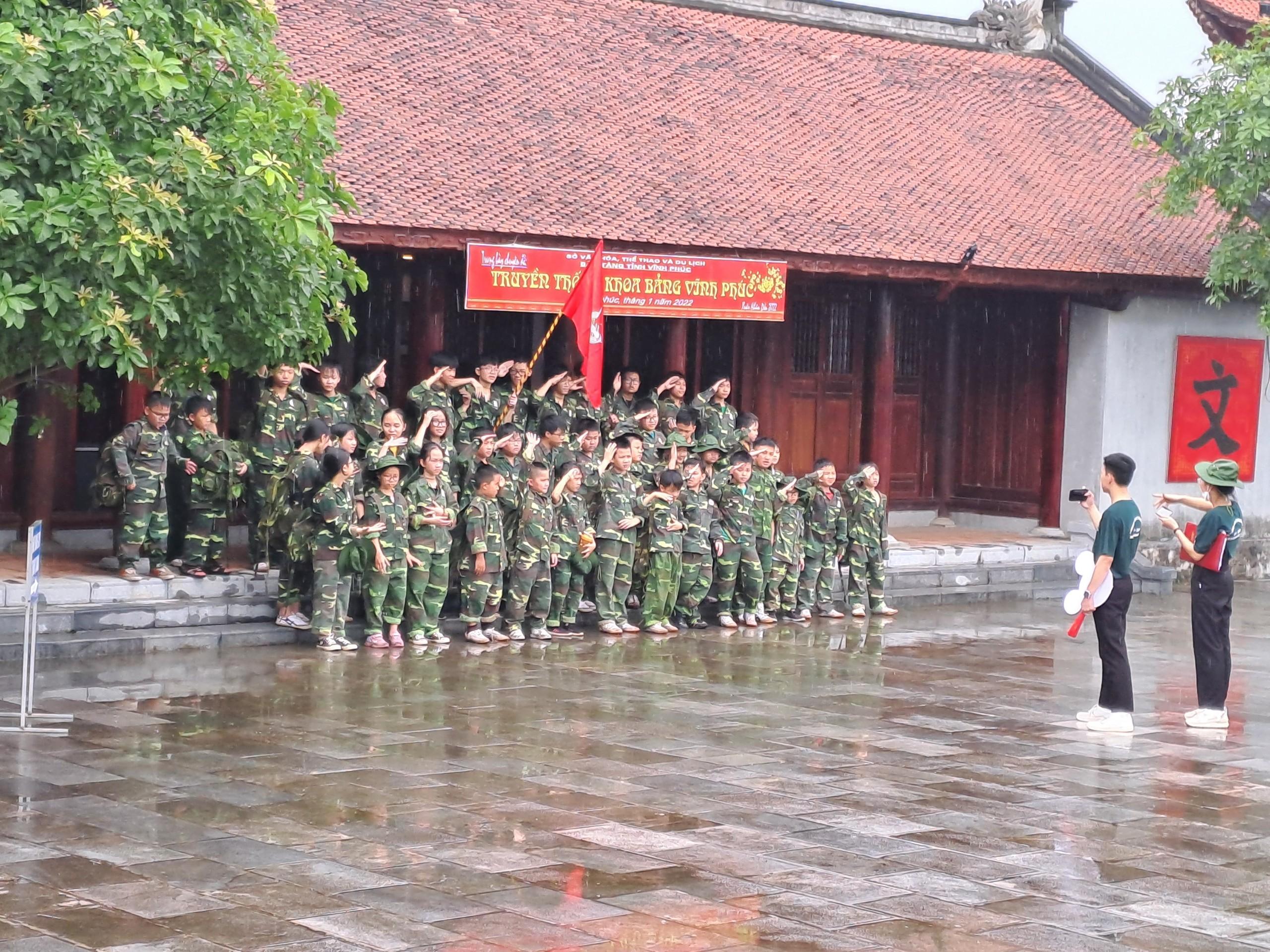 HỌC SINH CỦA TRUNG TÂM KỸ NĂNG SỐNG KHAI QUANG, VĨNH YÊN, VĨNH PHÚC TRẢI NGHIỆM TẠI VĂN MIẾU