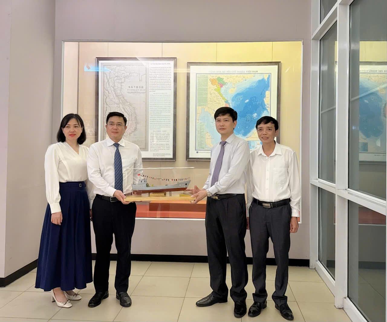  PHÓ CHỦ TỊCH UBND TỈNH VŨ VIỆT VĂN TRAO TẶNG MÔ HÌNH TÀU QUÂN SỰ HQ 671 TỪ QUẦN ĐẢO TRƯƠNG SA CHO BẢO TÀNG - THƯ VIỆN TỈNH VĨNH PHÚC